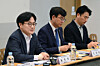 This photo provided by the Ministry of Trade, Industry and Resources on May 27, shows Industry Minister Kim Jung-kwan, far left. [YONHAP]