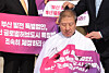 Busan Mayor Park Heong-joon shaves his head in front of the National Assembly in Yeouido, western Seoul, on March 23 to call for the enactment of a special act on the southeastern port city's ″global hub″ initiative. [LIM HYUN-DONG]