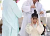 Officials demonstrate how to tie a 'sangtu,' a traditional Korean topknot hairstyle for men, as part of a coming-of-age ceremony at a traditional culture festival at Gwanghwamun in central Seoul on May 5, 2019. [JOONGANG ILBO]