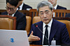 Shin Hyun-song, nominee for Bank of Korea governor, answers lawmakers’ questions during a confirmation hearing at the National Assembly’s Strategy and Finance Committee in Yeouido, Yeongdeungpo District, western Seoul on April 15. [YONHAP]