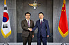 Defense Minister Ahn Gyu-back, left, and Chinese Ambassador to South Korea Dai Bing pose for a photo at the Ministry of National Defense in Yongsan District, central Seoul, on April 15. [MINISTRY OF DEFENSE]