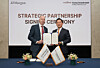 Miller Sunghwan Kim, CEO of Korea Investment & Securities, right, and Dan Watkins, APAC CEO of J.P. Morgan Asset Management, pose for a photo at a memorandum of understanding signing ceremony at the Korean financial holding company's office in Yeouido, western Seoul, on March 17. [KOREA INVESTMENT & SECURITIES]