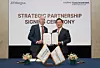 Miller Sunghwan Kim, CEO of Korea Investment & Securities, right, and Dan Watkins, APAC CEO of J.P. Morgan Asset Management, pose for a photo at a memorandum of understanding signing ceremony at the Korean financial holding company's office in Yeouido, western Seoul, on March 17. [KOREA INVESTMENT & SECURITIES]