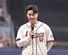 Park Byung-ho, a coach for the Kiwoom Heroes, speaks at his retirement ceremony held ahead of a home game against the Samsung Lions at Gocheok Sky Dome in Guro District, western Seoul, on April 26. [YONHAP]