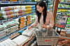 A model poses for a photo with eggs imported from the United States at a Lotte Mart store on May 21. [YONHAP]