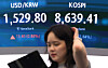 A screen in Hana Bank's trading room in central Seoul shows the Kospi and the dollar-won exchange rate on the afternoon of June 4. The Kospi closed at 8,639.41, down 162.08 points, or 1.84 percent, from the previous session, its first lower close since May 28. [YONHAP]
