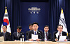 Kang Hoon-sik, center, presidential chief of staff, speaks at a press briefing on the Middle East situation at the Blue House in central Seoul on April 7. [JOINT PRESS CORPS]