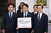 Acting Democratic Party floor leader Cheong Jun-ho, center, and other lawmakers submit a bill to appoint a special counsel to investigate allegations that former President Yoon Suk Yeol's administration launched politically motivated criminal probes against his opponents on April 30 at the National Assembly in Yeouido, western Seoul. [JOINT PRESS CORPS]