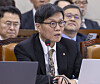 Rhee Chang-young, governor of the Bank of Korea, answers questions about the won at the National Assembly on Feb. 23. [YONHAP]
