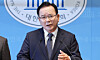 Former Prime Minister Kim Boo-kyum speaks during a press conference at the National Assembly in Yeouido, western Seoul, on March 30. [NEWS1]