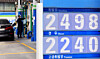 An employee fuels a vehicle at a gas station in Seoul on March 30. [NEWS1]