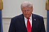 U.S. President Donald Trump walks from the Blue Room to speak about the Iran war from the Cross Hall of the White House in Washington on Wednesday, April 1. [AP/YONHAP]