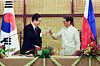 Korean President Lee Jae Myung, left, and Philippine President Ferdinand Marcos Jr. toast during a state banquet following their bilateral summit at the presidential palace in Manila on March 3. [JOINT PRESS CORPS]