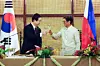 Korean President Lee Jae Myung, left, and Philippine President Ferdinand Marcos Jr. toast during a state banquet following their bilateral summit at the presidential palace in Manila on March 3. [JOINT PRESS CORPS]