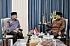 A handout photo made available by the Indonesian presidential palace shows Malaysia's Prime Minister Anwar Ibrahim (L) listening to Indonesia's President Prabowo Subianto during their meeting at the presidential palace in Jakarta, Indonesia, 27 March 2026. [EPA/YONHAP]