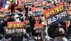 Supporters of former President Yoon Suk Yeol hold a rally calling for his acquittal near the Seoul Central District Court on the afternoon of Feb. 18, 2025, one day before the first trial verdict on charges that he led an insurrection. The so-called “Yoon Again” faction, armed with conspiracy theories including claims of election fraud, is reported to be pushing the People Power Party toward a more hard-line stance. [KIM KYUNG-ROK]