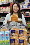 A private brand product “Sumgyeol Whole Loaf Bread” made by Lotte at Lotte Mart. The loaf of bread is priced at 2,500 won ($1.69). [LOTTE MART]