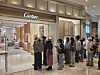 Customers line up outside a Cartier store in Lotte Avenuel in Jung District, central Seoul, on May 13. [KIM MIN-YOUNG]