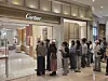 Customers line up outside a Cartier store in Lotte Avenuel in Jung District, central Seoul, on May 13. [KIM MIN-YOUNG]