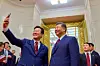 Korean President Lee Jae Myung, left, takes a selfie Chinese President Xi Jinping using a Xiaomi smartphone during a state dinner in Beijing after their bilateral summit on Jan. 5. [JOINT PRESS CORPS]