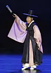 Choi Chang-deok, accomplished in music, song and dance, performs “Changbu Taryeong,” a Gyeonggi folk song, on stage. [PARK SANG-MOON]