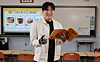 Kim Geun-hyo, a teacher at Baeksan Elementary School in Busan who lost his right arm during military service and now wears a prosthetic, poses for a photo in a classroom during an interview with the JoongAng Ilbo on April 16. [SONG BONG-GEUN]