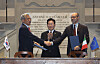 Director of the National Museum of Korea You Hong-june, left, shakes hands with director of the Uffizi Galleries Simone Verde, right, during a MOU signing event in Florence, Italy on June 13. Korean President Lee Jae Myung stands between the two museum directors.