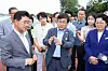 Korea’s Environment Minister Kim Sung-whan, center, makes an inspection tour of the Seomjin River on June 17.