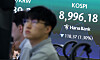 A screen in Hana Bank's trading room in central Seoul shows the real-time Kospi at 8,996.18 points on June 23, down 118.37 points, or 1.3 percent, from the previous trading session.