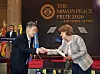 Choue In-won, chacellor of Kyung Hee University System, left, shakes hands with Irina Bokova, former director-general of Unesco and selection committee chair for the Miwon Peaze Prize during the announcement ceremony held at Kyung Hee University's Peace Hall in Dongdaemun District, eastern Seoul, on June 29.