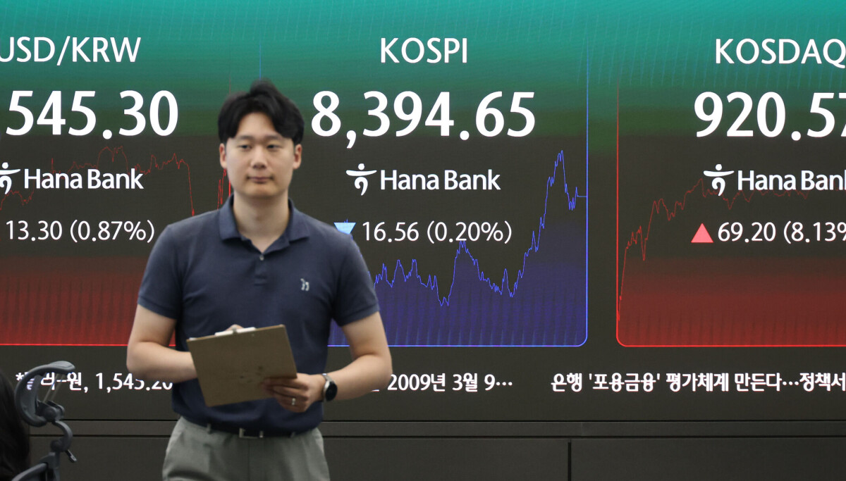 Seoul stocks slip slightly on tech losses, Iran uncertainty