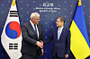 Korean Foreign Minister Cho Hyun, right, shakes hands with Ukrainian Foreign Minister Andrii Sybiha in central Seoul on June 30.