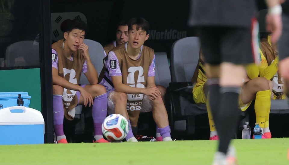 Lý do thực sự khiến Son Heung-min phải ngồi dự bị tại World Cup 2026 1 Football substitutes seated on the bench behind a player standing on the field.