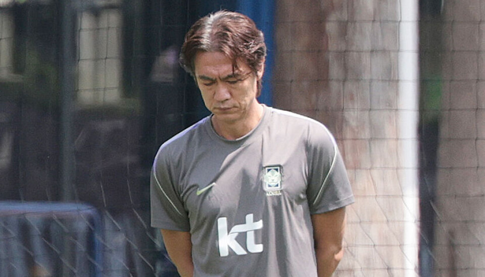 Lý do thực sự khiến Son Heung-min phải ngồi dự bị tại World Cup 2026 4 Hong Myung-bo stands pensively at a Korea training camp in Mexico.