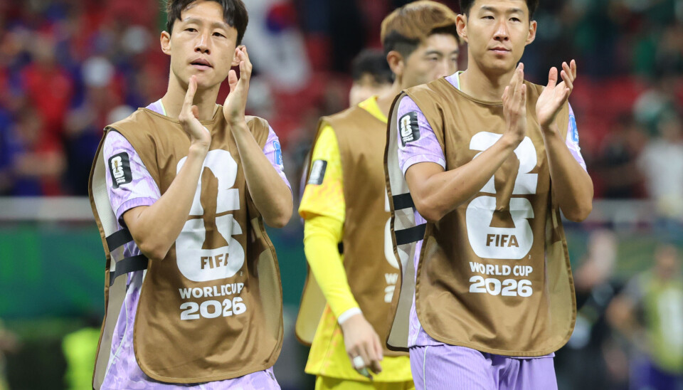 Lý do thực sự khiến Son Heung-min phải ngồi dự bị tại World Cup 2026 3 South Korea players Son Heung-min and Lee Jae-sung applaud after a 1-0 loss to Mexico.