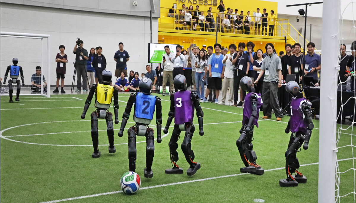AI 로봇, 로보컵서 축구부터 집안일 수행 능력 선보여 - 뉴스 썸네일 이미지