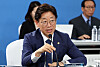 O Tae-seok speaks into a microphone at a meeting table during a national space committee session.