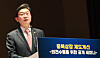 Financial Services Commission Chairman Lee Eog-weon speaks during a seminar centered on dual-listing held in western Seoul on April 16.