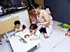 A father takes care of three children at home. This photo won a contest held by the Embassy of Sweden and the Korean Ministry of Gender Equality and Family.