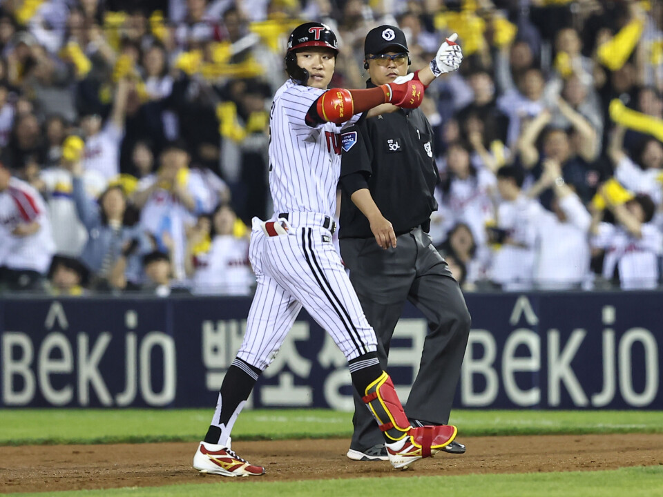 Park Hae-min reacts after making a hit during a match against the Samsung Lions at Jamsil Baseball Stadium on May 12.
