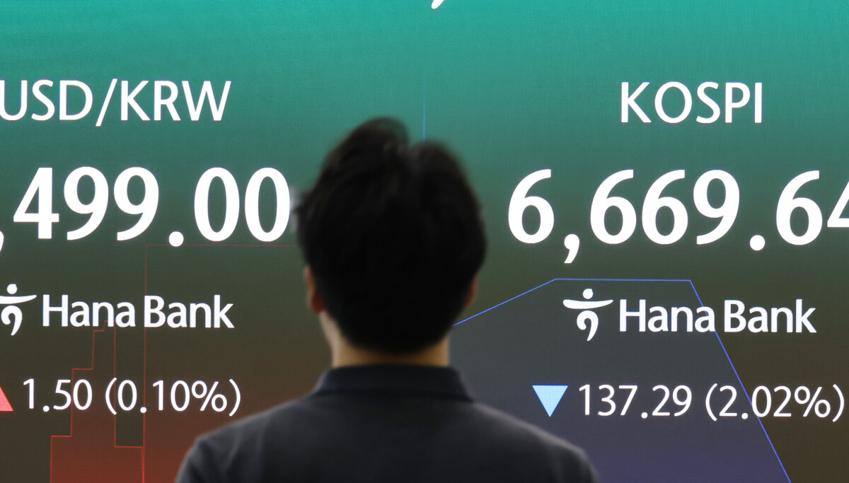 Kospi opens lower, tracking Wall Street losses amid Middle East tensions