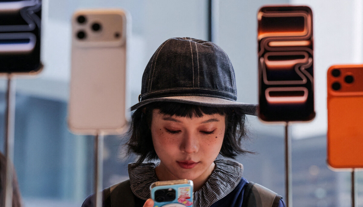 Potential sticker shock pushes smartphone buyers to last year's iPhone and Galaxy models