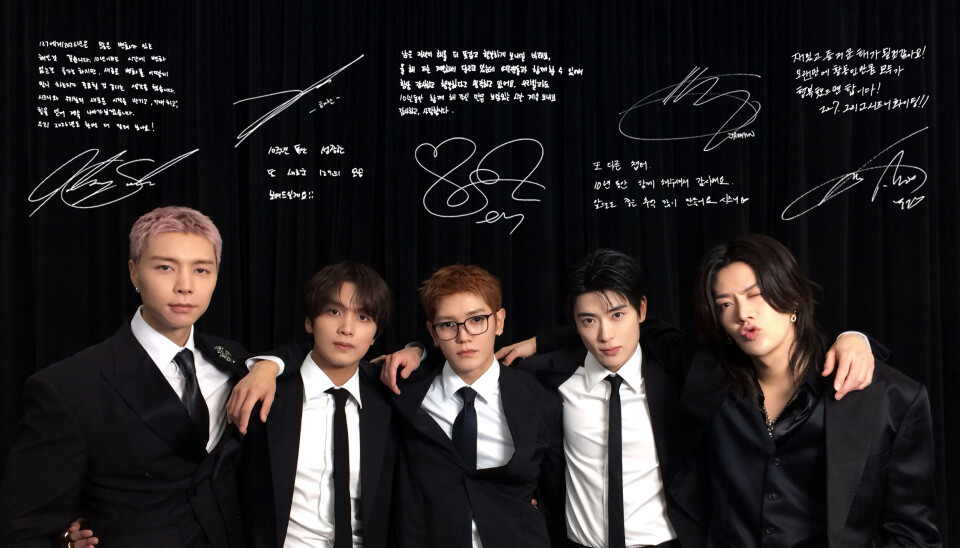 NCT 127 member Johnny, Taeyong, Yuta, Doyoung, Jaehyun, Jungwoo, Haechan - foto bersama setelah perpanjangan kontrak
