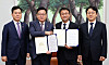Rep. Jeong Jeom-sig, floor leader of the opposition People Power Party, second from left, and Rep. Han Byung-do, floor leader of the ruling Democratic Party, second from right, shake hands after agreeing to launch a special counsel probe over the ballot shortage during their gathering held at the National Assembly in western Seoul on July 21.