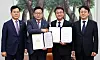 Rep. Jeong Jeom-sig, floor leader of the opposition People Power Party, second from left, and Rep. Han Byung-do, floor leader of the ruling Democratic Party, second from right, shake hands after agreeing to launch a special counsel probe over the ballot shortage during their gathering held at the National Assembly in western Seoul on July 21.