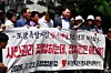 (포항=뉴스1) 최창호 기자 = 23일 오후 모성은 포항지진 범시민대책본부 의장과 시민들이 대구지방법원 포항지원 앞에서 포항촉발지진 형사재판에 항의하는 기자회견을 하고 있다.모 의장은 '재판부가 정부합동조사단이 촉발지진 원인으로 지목한 포항지열발전소 관계자 등 5명에게 인과관계가 성립되지 않는다는 이유로 무죄를 선고한 것은 정의롭지 못한 판결'이라고 항의했다. 2026.7.23/뉴스1