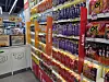 Mur de paquets de ramyeon coréens colorés triés par niveau d'épice au magasin de proximité CU Hongdae Sangsang à Séoul