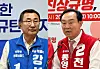 강석주 현 통영시장(왼쪽)과 천영기 전 시장. 뉴스1