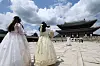 (서울=뉴스1) 이광호 기자 = 여름 장마가 잦아들면서 본격적인 무더위가 시작된 26일 서울 종로구 경복궁을 찾은 외국인 관광객들이 기념촬영을 하고 있다. 2026.7.26/뉴스1