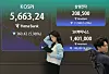 A screen in Hana Bank's trading room in central Seoul shows the Kospi closing at 5,663.24 points on July 29, down 360.42 points, or 5.98 percent, from the previous trading session.